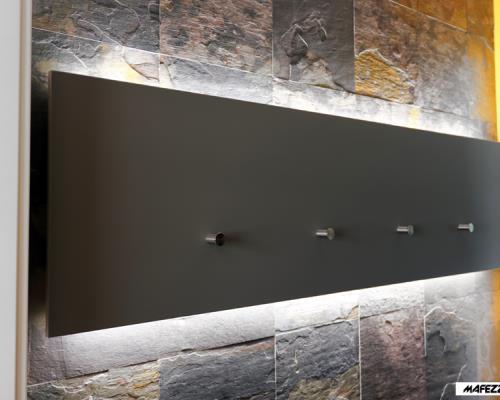 Complemento d´arredo, pannello con appendini a parete ed illuminazione led integrata.